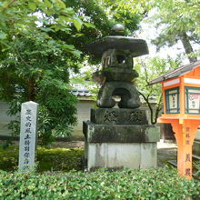 鳥居の左には燈籠が