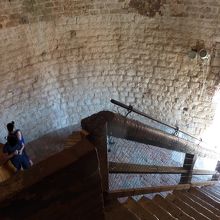 要塞の中の階段はかなり急です