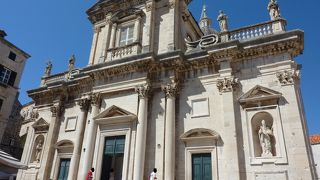 ティツィアーノの聖母被昇天が祭壇画として飾られています