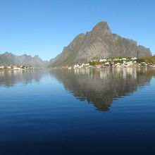 港の中は波の無い鏡のような水面
