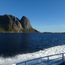 高速でフィヨルド内を進む