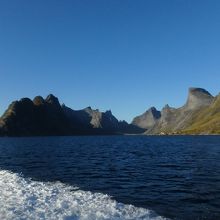 フィヨルド奥の残雪や滝が見える