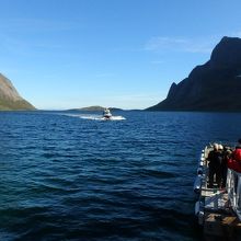 ハイキングのあと帰りの船を待つ