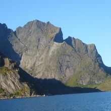 帰路、蝶々型の凹みのある岩が見えた