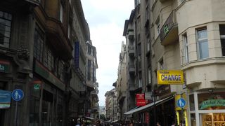 レストラン、バー、土産店多数