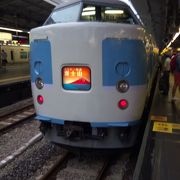 なんと東京を今でも189系が定期的に走っていますぜひ乗りに行ってください