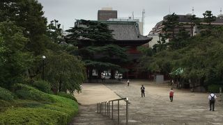 浜松町駅から歩くと見えてくる！素敵な朱色の門です！