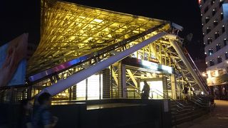 外はルーヴル美術館っぽい