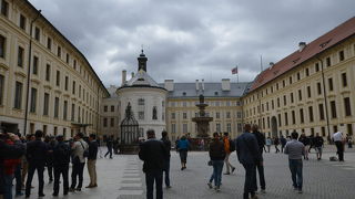 プラハ城第２の中庭にあります