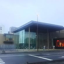 建物前は開放感タップリの空間です。