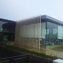 左手側には開放的なカフェもあります。