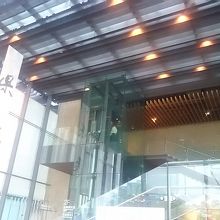 玄関を入ると、広く高いエントランスホールが出迎えてくれます