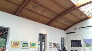 駅の待合室でもある