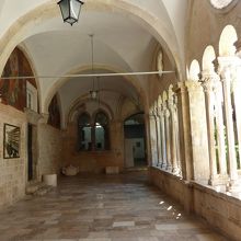 回廊は日陰を作り、気持ちよく見学できます