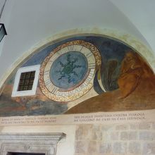 回廊には様々な絵画が飾られています