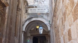 ピレ門のすぐ横にあり、救世主教会との間から入場できます