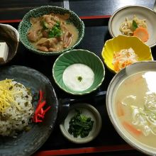 たかな飯・だご汁（小）・ホルモン煮込み・小鉢1320円