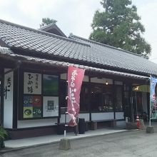 街道沿いの外観・駐車場は目の前と左側