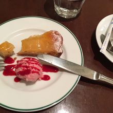 洋梨のタルトにラズベリーのムース