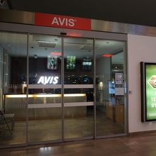 ナンシー構内のAVISレンタカー営業所