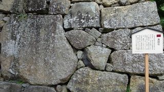 櫓門前にある大きな石です