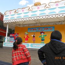 キャラクターショーは人がまばら…