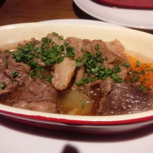 牛筋肉のビール煮込み