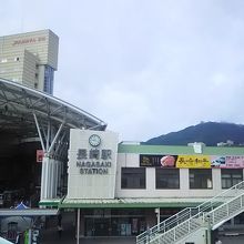 JR長崎駅舎のバックには「稲佐山」が見えます。