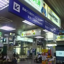 自分が乗車するバスをゆっくり待ちましょう～