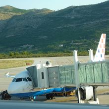 滑走路の隣は山肌が迫っています