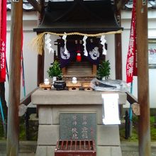 吉良上野介を祀っている松坂稲荷大明神です。吉良邸跡の中です。