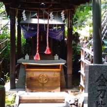 同じく本殿の前に金比羅宮にお参りをします。心と身を浄めます。