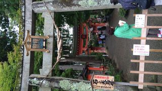 岩にめり込んでるお堂