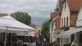 カフェやバーが多く軒を連らねていたのが印象に残りました