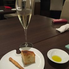 手作りフォカッチャとスプマンテ