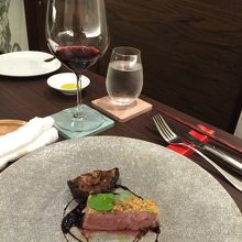 マーサン豚の香草パン粉焼き・ワインはサービスで