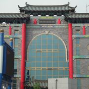 3階建ての中国の都市と文化を紹介する建物