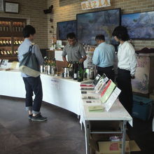 観光案内所の中では、各種のワインの試飲会が開かれています。