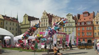 旧市場広場に隣接しています。