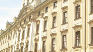 大学というよりも宮殿のようです。