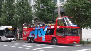 ２階建てオープントップバスで東京観光