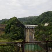 御嶽山の山麓に造られたダム