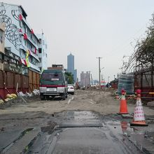 芸術のとなりでLRT工事中