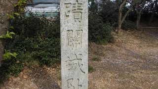 南北朝時代の坑道跡の残る城跡です。