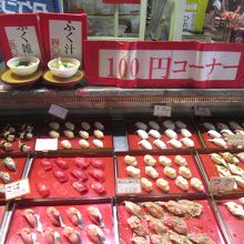 お寿司が一貫百円で販売されています