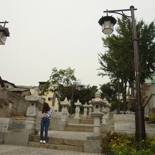 左の街灯は中国式で右の街灯は日本式です。清日租界の階段です。