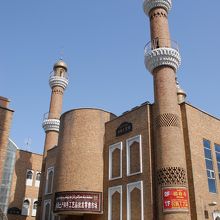 白大寺モスクの裏側1Fもショップ。2Fはモスク堂内。