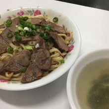 牛肉拌麺(汁なし)大 100元に免費のスープ