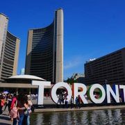 「TORONTO」のモニュメント