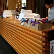 風呂場前の受付。タオルと浴衣をもらいます。